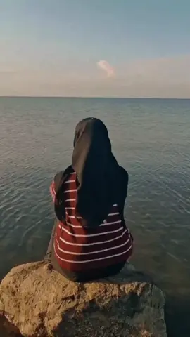 laut yang terlihat tenang bukan berarti tidak menyimpan sesuatu di dalamnya, hanya saja dia pandai menutupi semuanya, tapi ini bukan tentang laut#remindertomyself #strong #fypppppppp 