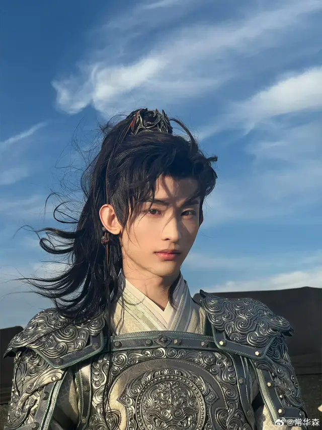 28 พ.ย. 2568 ครบรอบ 2 ปี หลี่ถงกวง “ ข้ามภูผาหาญท้าลิขิตรัก ” วันนี้เมื่อ 2 ปีที่แล้ว ซีรีส์เรื่อง ข้ามภูผาหาญท้าลิขิตรัก ได้ออนแอร์ครั้งแรกที่ iQIYI  และนี่เป็นซีรีส์เรื่องแรกที่ทำให้น้องฉางหัวเซินเป็นที่รู้จักในฐานะนักแสดงเต็มตัว และนับตั้งแต่นั้นมาน้องก็มีงานแสดงเข้ารัวๆ รับงานแสดงแบบรัวๆ รับทุกบทบาทตั้งแต่สมทบจนตอนนี้รับบทพระเอกใหญ่เต็มตัวแล้วค้าบ และนี่เป็นจุดเริ่มต้นของความรักของเรา อิอิ ครบรอบวันที่เราเริ่มรู้จักกันด้วยฮะ อุ้ยเขิน🤭 🐰เรื่อง : ข้ามภูผาหาญท้าลิขิตรัก รับบท : หลี่ถงกวง/ฉางชิ่งโหว  [ นำแสดงโดย หลิวอวี่หนิง/หลิวซือซือ ] รับชมทาง : iQIYI [ ซับไทย/พากย์ไทย ] สถานะ : ออนแอร์แล้ว [ สนุกมาก ] #ฉางหัวเซิน #常华森 #Watson #Changhuasen #ข้ามภูผาหาญท้าลิขิตรัก 