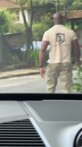 Quando o pneu fura e você lembra que saiu de camisola kkkkk