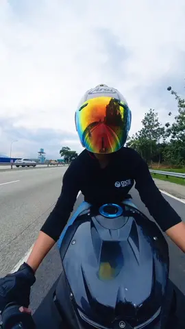 Hahaha amek aura jln lurus.. Kot2 pasni baran hilang. Selamat pegi n balik geng2 pelesit sepang. Wlupun sy xsuka awk.. Aleuto.. 😂😂😂