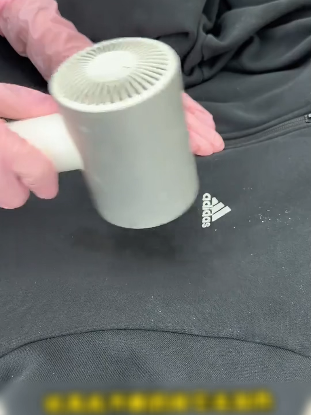 Quần áo tối màu bị dính dầu tưởng bỏ rồi mà vẫn cứu được! 😳 Chỉ cần 1 mẹo nhỏ là vết dầu mỡ biến mất sạch sẽ như chưa từng có. Thử ngay kẻo tiếc! #MẹoVặtGiaĐình #MẹoVặtCuộcSống #MẹoHayMỗiNgày #meonho #meovatgiadinh #xuhuong #meohay #trending #mẹovặt #MeoVatGiaDinh #HackCuocSong #viral #CleanTok #TẩyVếtBẩn #MeoVatNhaBep #GiatQuanAoCu #aophao #BienCuThanhMoi