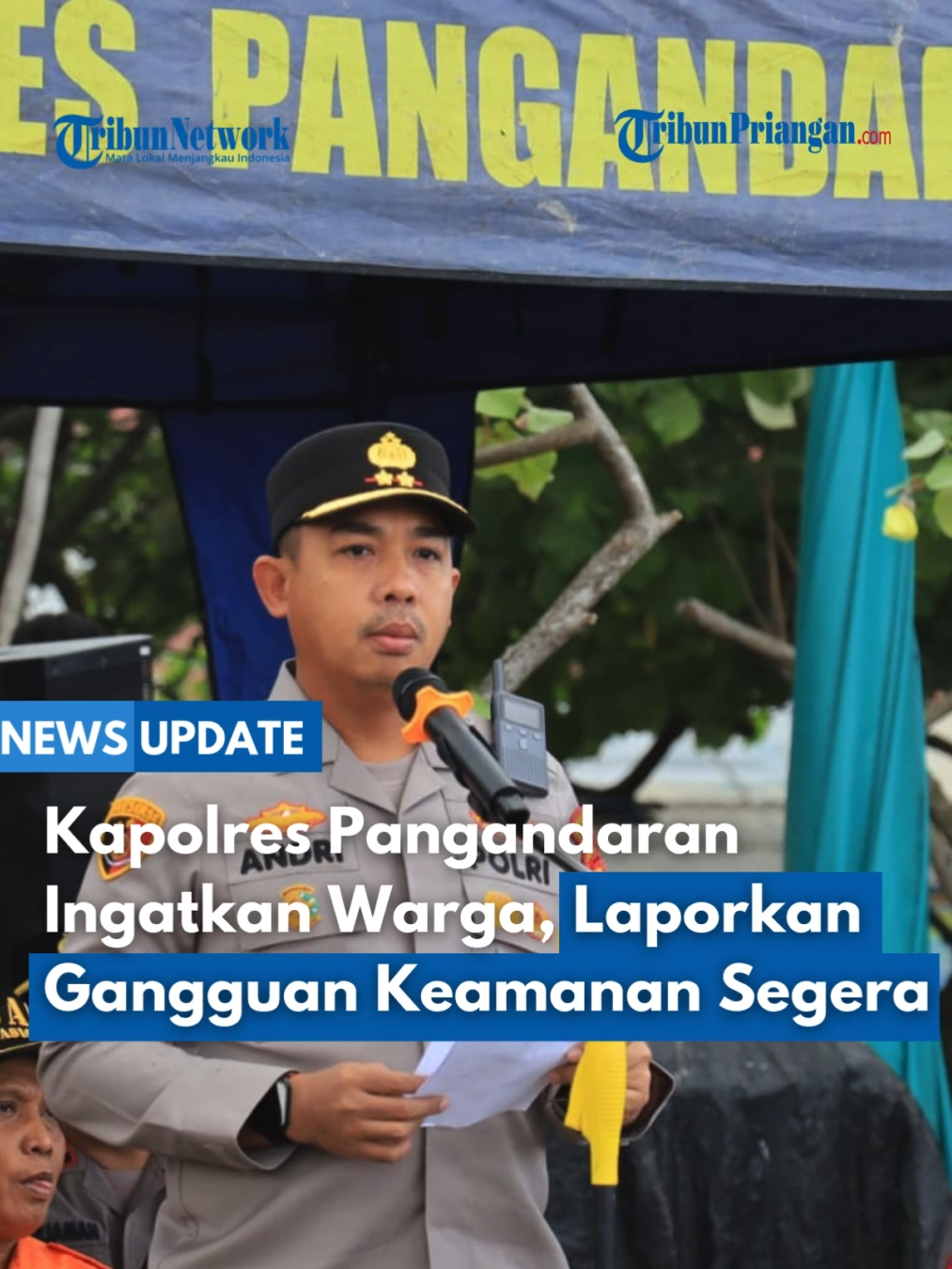 Kapolres Pangandaran, AKBP Andri Kurniawan, berhasil menangkap 4 pelaku pencurian motor milik wisatawan asing di kawasan Pangandaran. Dua motor sewaan milik wisatawan dari Belgia hilang dari parkiran penginapan pada 20 November 2025. Berkat pelaporan cepat dan koordinasi Tim Resmob Satreskrim, tersangka ditangkap di Batukaras bersama barang bukti lain pada 24 November 2025. Kapolres juga mengimbau masyarakat dan wisatawan untuk segera melaporkan gangguan keamanan ke Polsek, Mapolres, hotline 110, atau WhatsApp Kapolres: 0821-3311-8110 agar lingkungan tetap aman, nyaman, dan kondusif. 💬 Menurut Tribunners, apa langkah terbaik untuk mencegah curanmor di kawasan wisata? Tulis pendapat Tribunners di kolom komentar! 👇 Baca selengkapnya di TribunPriangan.com  Reporter: Padna  #tribunpriangan #newsupdate #PangandaranAman #Curanmor #KapolresPangandaran #WisataAman #PolisiSiap #KeamananWisata #BeritaTerkini #IndonesiaUpdate