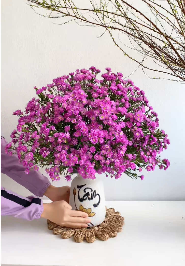 Bình cắm hoa thạch thảo, bình chữ thư pháp. #tiemgomvahoaluabongbong #binhcamhoa #camhoatet2026 #hoathachthao #binhchuthuphap 