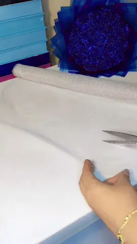 ولما تكبلي شويه ورد 🥹🤍 #اكسبلور #ورد #هاند_ميد #صناعه_يدويه #شعب_الصيني_ماله_حل😂😂 