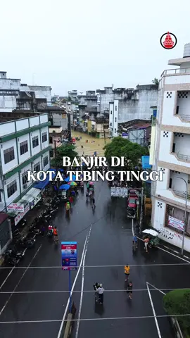 Penampakan banjir dari atas yang berlokasi di Jl. Suprapto (turunan Tanah Lapang) sampai ke Simpang 4. #tebingtinggiku #tbtcollectivemedia 