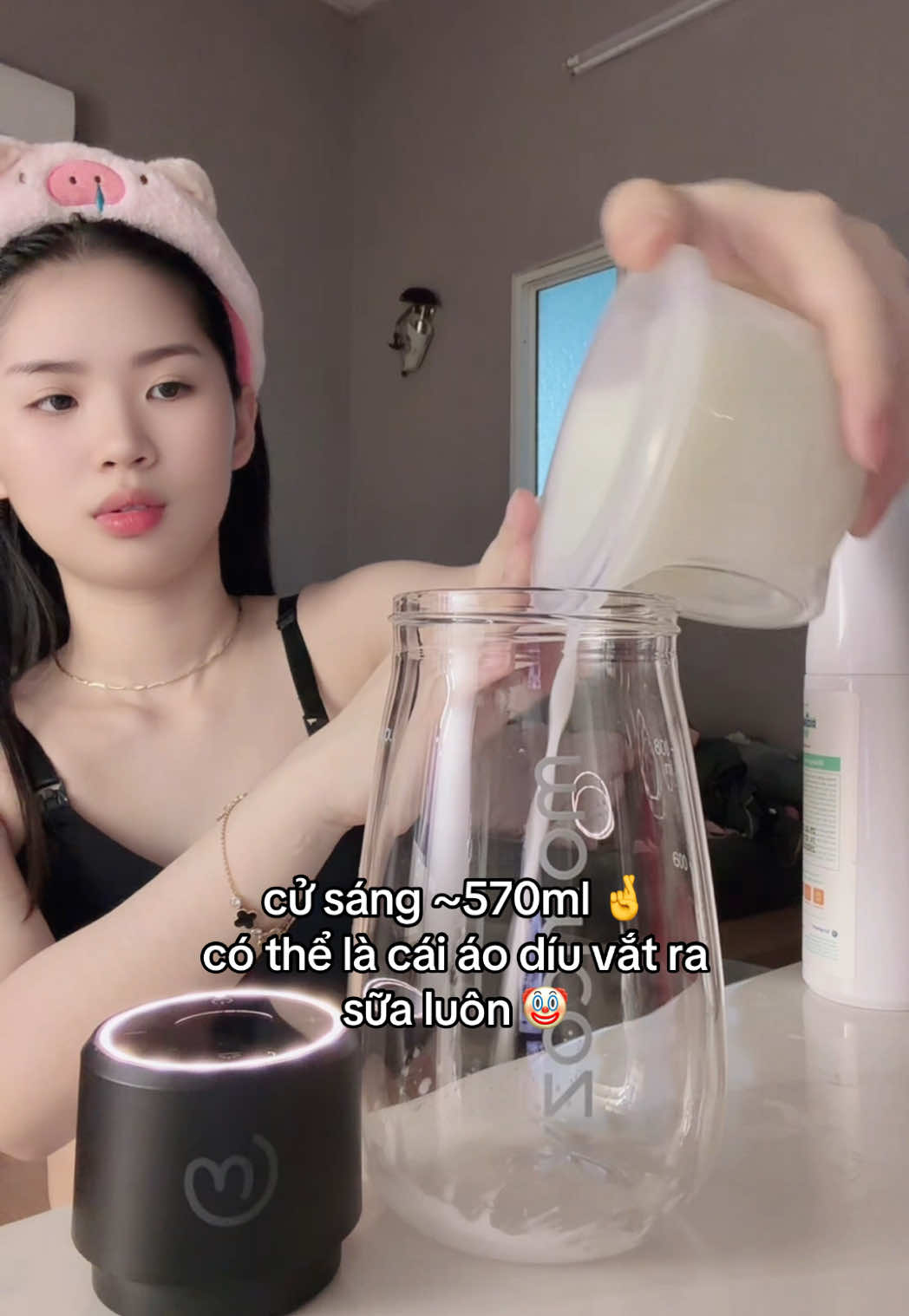 trời ơi h hút sữa phải canh xem có bị sinh tố dâu ko 🤡 #banhbaoday #viral #fyp #pumpingmom #mebimxaykenh 