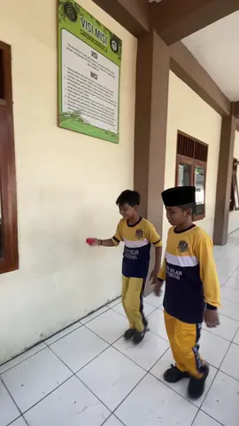 sepatu super ❌  sepatu bau ✅  #sepatusuper #fyp 