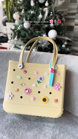 Dahil nanay na tayo hindi na pede yung maliliit na bag . Perfect itong silicone , very spacious nya ! At super cute nia kasi pede mo siang lagyan ng jibbits #siliconebag #mommybag #largecapacitybag #bags #onthegobag 