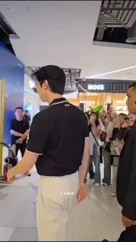 Haa salah arah kan awak.🤣😭dia dah terikut²phi joong ni salah arah🥲🤣😭 #BeYourOwnBOSS #joongdunk #dunknatachai 