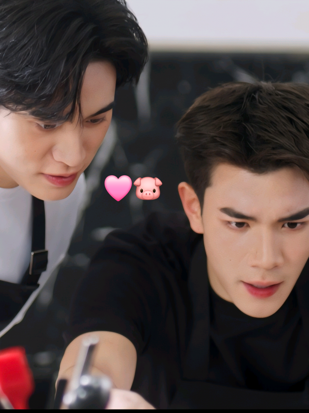 💥เปิดเมนูใหม่! บอนชอนหมูทอดเกาหลี🇰🇷แป้งบางกรอบ เนื้อนุ่ม ฉ่ำใน 3 ซอสซิกเนเจอร์ ซอยการ์ลิค ฮอท และยังนยอม  เสริฟพร้อม กิมจิสด มัสตาร์ด คัตสึมาโย เครื่องเคียง 1 ที่  😋มีให้เลือกอร่อย 2 เมนู คือ หมูสันนอก (Pork Loin) และ หมูพอร์คชอป (Pork Chop) 📍ที่ร้านบอนชอนทุกสาขา น่ากินขนาดนี้ ต้องมากินแล้วปะ!  #บอนชอนหมูทอดเจ้าเกา #หมูทอดบอนชอน #BonchonThailand #gfloveหมูทอดบอนชอน 