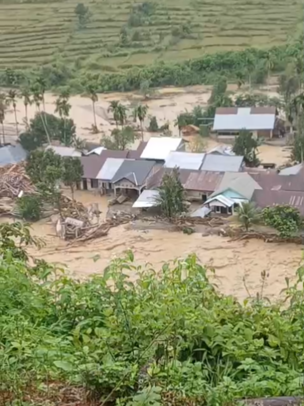 jembatan putus untuk area ke beutong atau banggalang, desa babah suak dan desa kuta teugeuh #prayforaceh #prayforacehtenggara #prayforacehsingkil #prayforacehtimur #prayforacehtamiang 