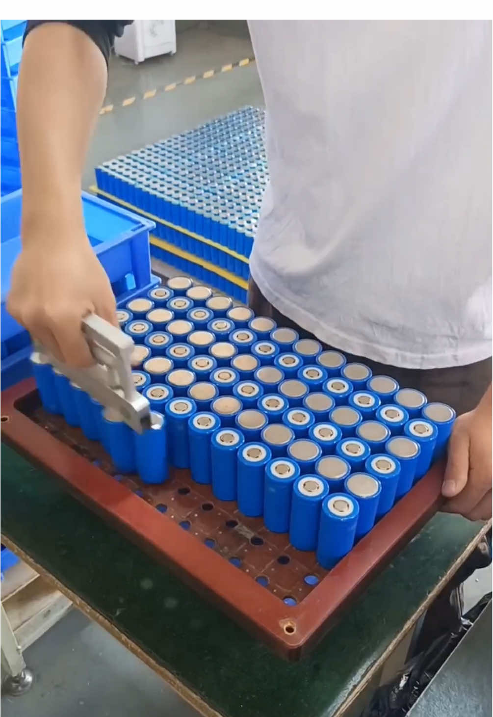 Solar street lamp batteries spot-welding