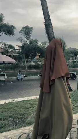 Pertama kali pakai Fk ternyata nyaman😊 #abayastyle #khimarsyari #CapCut 