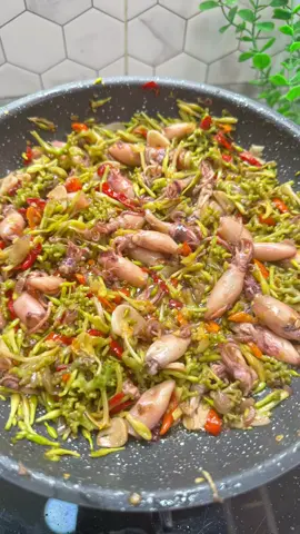 Masak Tumis Kembang Pepaya dicampur Cumi Asin ternyata enak juga !! #TumisKembangPepaya #CumiAsin 