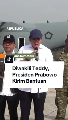 Presiden RI Jenderal (Purn) Prabowo Subianto diwakili Sekretaris Kabinet (Seskab) Letkol Inf Teddy Indra Wijaya melepas pengiriman bantuan tanggap darurat ke Pulau Sumatra, Jumat 28 November 2025. Bantuan itu diangkut dalam pesawat dengan tujuan Provinsi Sumatra Barat (Sumbar) hingga Aceh. Menurut dia, pesawat angkut TNI AU itu akan terbang ke bandara terdekat di Padang, Silangit di Tapanuli, ke Banda Aceh, dan Lhokseumawe. Teddy menyebut, semua bantuan dari pemerintah itu berada di bawah koordinasi Menteri PMK Pratikno. Produser: Eko Supriyadi  Kreator: Hirzi  #Republika #CekRepublikaAja #PrayforSumatera #BanjirSumatera #DaruratNasional 