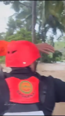 Basarnas Unit Siaga SAR Bireuen bersama tim SAR gabungan terus bergerak melakukan evakuasi warga yang terjebak banjir di sejumlah desa di Kabupaten Bireuen sejak Selasa hingga saat ini. #bireuen 