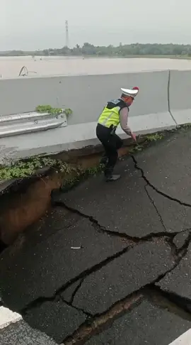 *RUAS  JALAN  TOL  TERPUTUS* *========================* ```Mohon Ijin Melaporkan Bagian Ruas Jalan TOL JMKT Yang Terputus,```   *ARUS  YANG  DARI  ARAH  TEBING  MENUJU  MEDAN*   ```Jalan Terputus Tepatnya Di```   *KM  41*   ```Antara Interchange Gerbang Tol Kemiri Dengan Interchange  Gerbang Tol Tanjung Morawa (Sebelum Suzuya) Demikian Dilaporkan, Mohon Ijin Terimakasih 🫡🙏🏻🇮🇩``` #fyp #viral #sorotan #tiktok #toltebingtinggimedan 