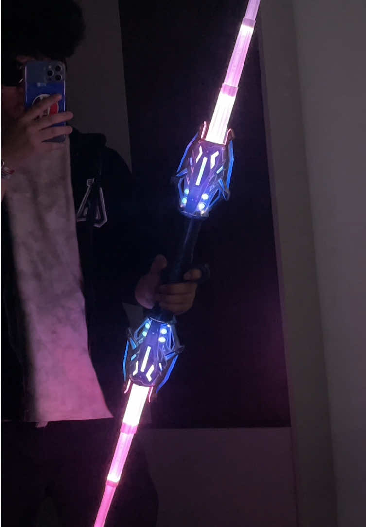 Cool double-edged telescopic lightsaber toy#starwars #lightsaber #tiktokshopblackfriday #tiktokshopcybermonday #thunderstarlightsword 