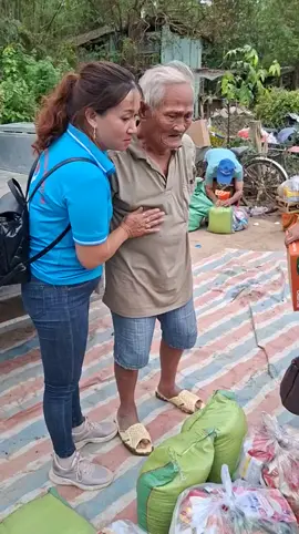 Xong nhiệm vụ được giao là mang Tiền với quà trao cho bà con Phú yên bị xập nhà bị lụt ạ nhìn ông mà không thể kìm lòng nhà ông bị xập hoàn toàn 😔😔