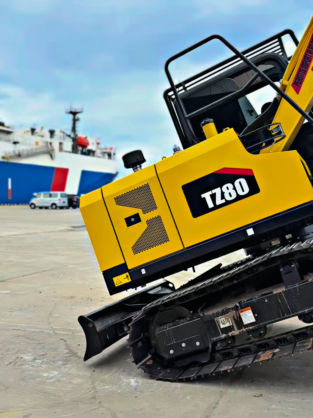 PENURUNAN UNIT EXCAVATOR DI PELABUHAN  #towingalatberat #towingexcavator ##fyp