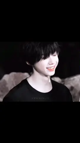 Trần Dịch Hằng có lông mày kiếm và đôi mắt sáng như sao, ngoại hình tươi tắn và tuấn tú, mũi thẳng và môi đỏ, phong độ và lịch lãm, mắt sáng và răng trắng, khuôn mặt như tranh vẽ, đẹp trai như Phan An, nụ cười dịu dàng với chiếc quạt, vẻ đẹp vô song, sự tao nhã vô song, khuôn mặt như ngọc, khuôn mặt vừa tài vừa đẹp, khuôn mặt với đường nét tinh tế, khuôn mặt chất lượng ngọc, khuôn mặt vàng, khuôn mặt ngọc, khuôn mặt tài năng xuất chúng, ngoại hình phi thường, một quý ông, khuôn mặt tài năng và vẻ đẹp phi thường, vô song trên thế giới 🌍 #chenyiheng #trandichhang #陈奕恒 #đạicamẫugiáo👻 #fyp 