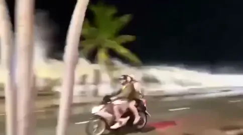 Sóng biển Quy Nhơn sáng nay ở đường dọc biển Xuân Diệu . Ngày 28-11-2025  #xuhuong #dulichquynhon #bao 