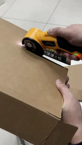 Watch it slice through cardboard like butter.#zeleki #tiktokshopblackfriday #electricscissors #packaging #smoothcut