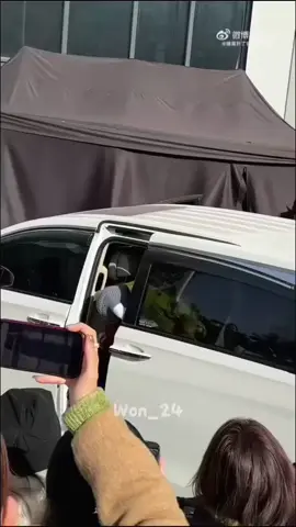 เป็นไงละ พี่กับน้องอยู่กองเดียวกัน ทีนี้บันเทิงเลย 5555 คนน้องก็ซน คนที่ก็ไม่ต่างกันเลย ซีรีย์ จั๊กจั่นเลือด ตอนนี้กำลังถ่ายทำอยู่นะ สวีเจี้ยเซวียน