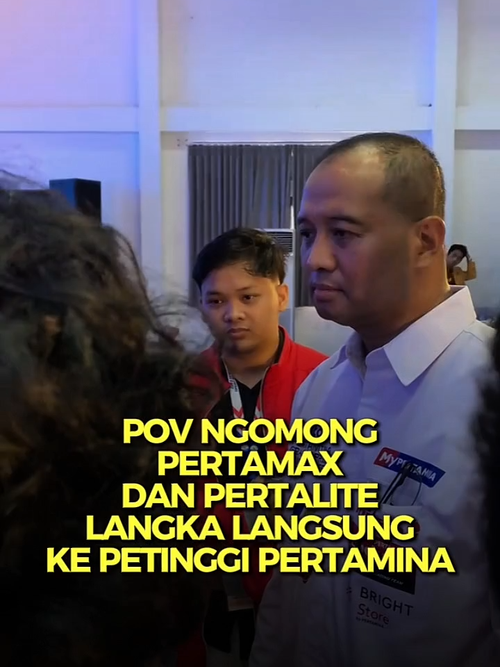 POV NGOMONG PERTALITE DAN PERTAMAX LANGKA LANGSUNG KE PETINGGI PERTAMINA Kelangkaan dan tingginya harga BBM jenis Pertamax dan Pertalite di Kabupaten Hulu Sungai Utara (HSU) akhirnya tersampaikan hingga ke tingkat nasional. Seorang mahasiswa STIA Amuntai, Khaidir Yahya menyampaikan langsung kondisi tersebut kepada Direktur Transformasi dan Keberlanjutan Bisnis PT Pertamina, Agung Wicaksono, dalam kegiatan Future Leaders Camp (FLC) di Bali, Kamis (27/11/2025). Kelangkaan Pertamax disebut sudah terjadi sekitar dua pekan terakhir. Baca Selengkapnya di Radar Banjarmasin https://radarbanjarmasin.jawapos.com/banua/1976884889/mumpung-bertemu-direktur-pertamina-di-bali-mahasiswa-amuntai-mengadukan-kelangkaan-pertamax-dan-pertalite?page=all #newsupdate #beritabanua #koranradar #radarbanjarmasin #direkturpertamina #pengaduanmahasiswa #pertalitedanpertamax #kelangkaan