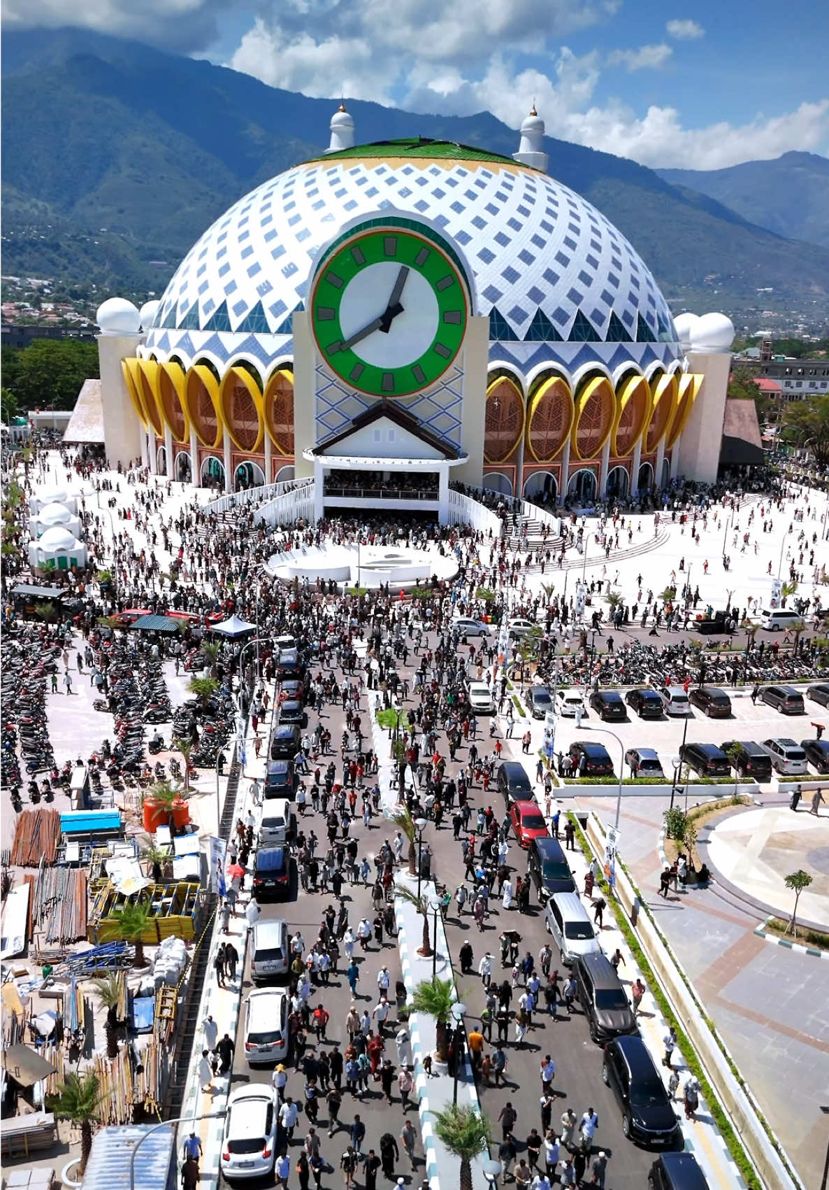 Suasana Jum'at pertama di masjid Baitul Khairat Palu Sulawesi Tengah, Jum'at 28 November 2025
