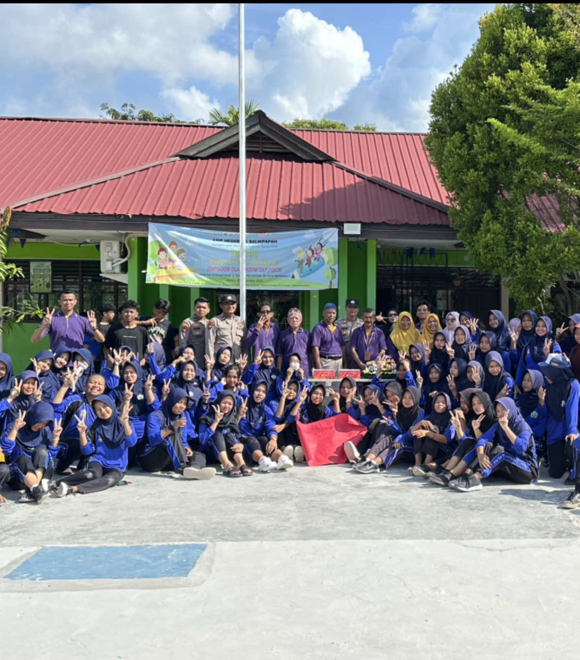 Hari ini seperti biasa spegas melaksanakan kegiatan jumat sehat sekaligus pelepasan guru guru yang purna tugas, di tengah hikmat dan tenangnya pagi ternyata ada hal-hal luar biasa yang disiapkan anak-anak untuk bpk ibu gurunya 🥺🥺 Terima kasih anak anak hebat ✨  Once again happy teachers day 🫶🏻