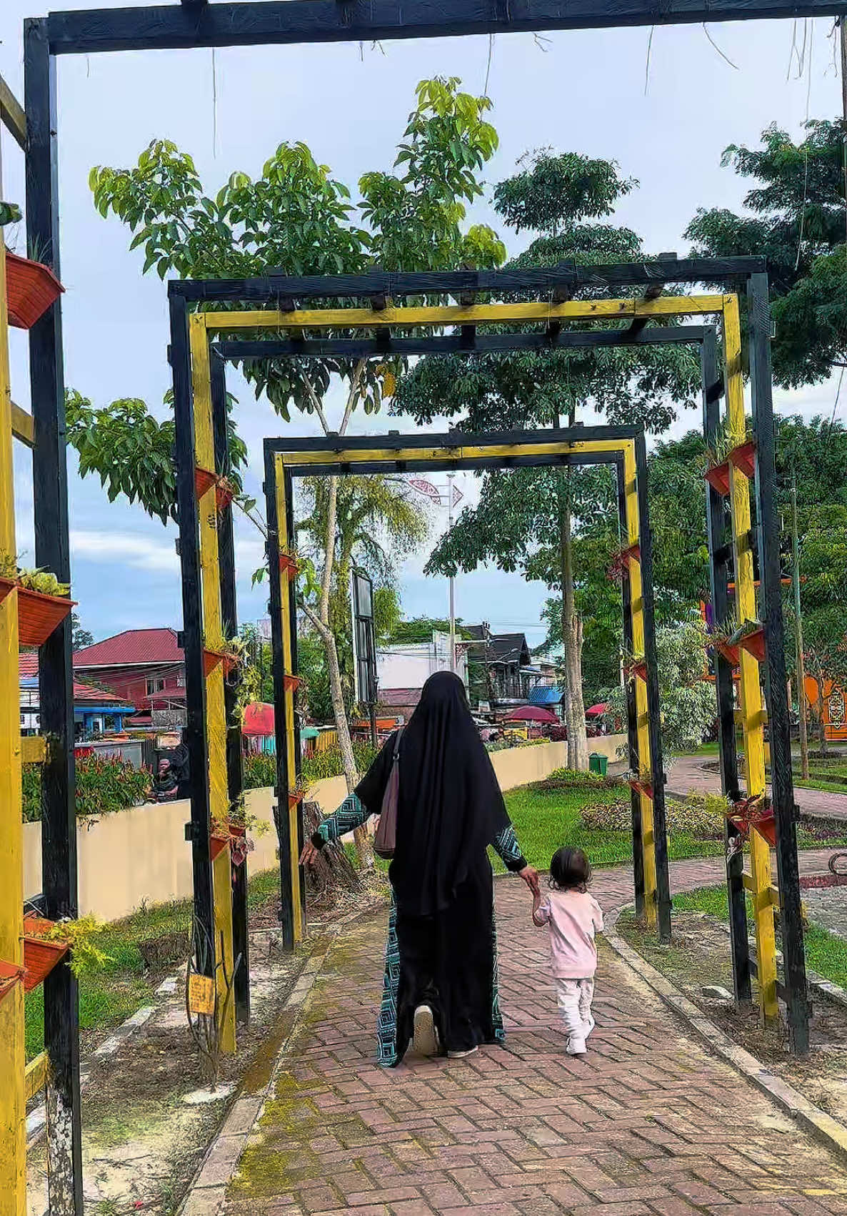 ✨ Weekend Seru Bareng Anak di Balikpapan ✨ Gratisan tapi tetap seru? Yuk main ke Taman 3 Generasi Balikpapan! Anak-anak bisa bebas lari, main di playground, dan yang paling seru… kasih makan burung dara 🕊️💖 Spot family friendly ini cocok banget buat quality time semua generasi — dari balita sampai kakek-nenek! Dan ternyata nggak jauh dari taman ini ada penginapan unik banget: URBANVIEW Palace Syariah Balikpapan 🕌✨ Desainnya kaya istana, interior ala Turki, bikin vibe staycation lebih mewah tapi tetap nyaman & terjangkau 😍 , jadi ga heran sih kalau sering penuh. Booking-nya gampang lewat RedDoorz! Gunakan kode YUKNGINEP buat dapat promo menarik saat pemesanan 🎉 Yang lagi cari ide liburan singkat di Balikpapan, ini bisa jadi checklist wajib! Follow aku buat rekomendasi tempat family friendly lainnya ❤️ #REDTRAVELERS #URBANVIEWbyRedDoorz #balikpapan #taman3generasibalikpapan #staycation 