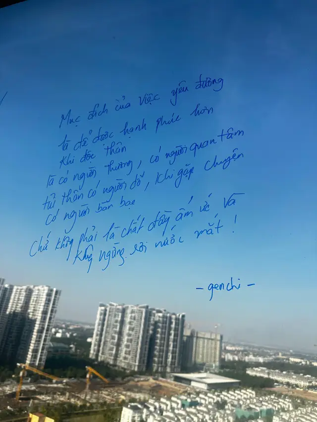 Mục đích của việc yêu đương là để được hạnh phúc hơn khi độc thân. Là có người thương, có người quan tâm, tủi thân có người dỗ, khi gặp chuyện có người để bàn bạc. Chứ không phải là chất đầy uất ức trong lòng và không ngừng rơi nước mắt