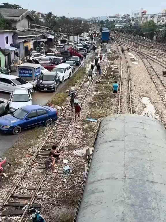 ผู้ประสบภัยแบบใด? อันนี้ขโมยเบียร์ เบียร์ที่ไม่ใช่น้ำดื่มดำรงชีวิต ตั้งแต่มีเรื่องภัยพิบัติมา ที่นี่สนุกสุดแล้ว ร้านสะดวกซื้อถูกงัดเข้าไป ของหายเกลี้ยง ตู้คอนรถไฟของในตู้หายเกลี้ยง ชาวบ้านด่ากู้ภัยทำไมมาช่วยช้า  อะไรวะเนี่ย 555555555#น้ําท่วมหาดใหญ่ #น้ําท่วมภาคใต้ #น้ำท่วมหาดใหญ่ #น้ำท่วมใต้ #เขต8 #น้ำท่วมสงขลา #ฝนตกหนัก #รัฐล้มเหลว #อาสากู้ภัย #น้ำท่วมภาคใต้ #น้ำท่วม #น้ำท่วมพัทลุง #หาดใหญ่ #ฟีดดดシ