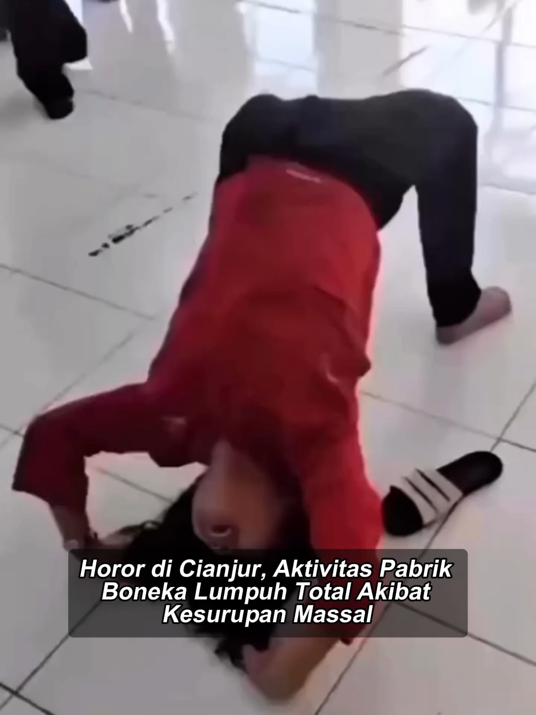 Kepanikan luar biasa melanda kawasan industri di Kecamatan Sukaluyu, Kabupaten Cianjur, pada Senin pagi (24/11/2025). Sebuah pabrik boneka di wilayah tersebut mendadak riuh setelah puluhan karyawannya diduga mengalami kesurupan massal. Insiden yang terjadi sekitar pukul 10.00 WIB ini bermula saat jam kerja sedang berlangsung. Tiba-tiba, beberapa karyawan mulai berteriak histeris dan bertingkah aneh. Situasi semakin tidak terkendali ketika jumlah karyawan yang mengalami gejala serupa bertambah banyak hingga mencapai puluhan orang. Ketakutan akan situasi yang semakin chaos membuat ratusan karyawan lainnya memilih untuk berhenti bekerja dan berhamburan keluar gedung pabrik demi menyelamatkan diri. #tiktokberita #bangsaonline #harianbangsa
