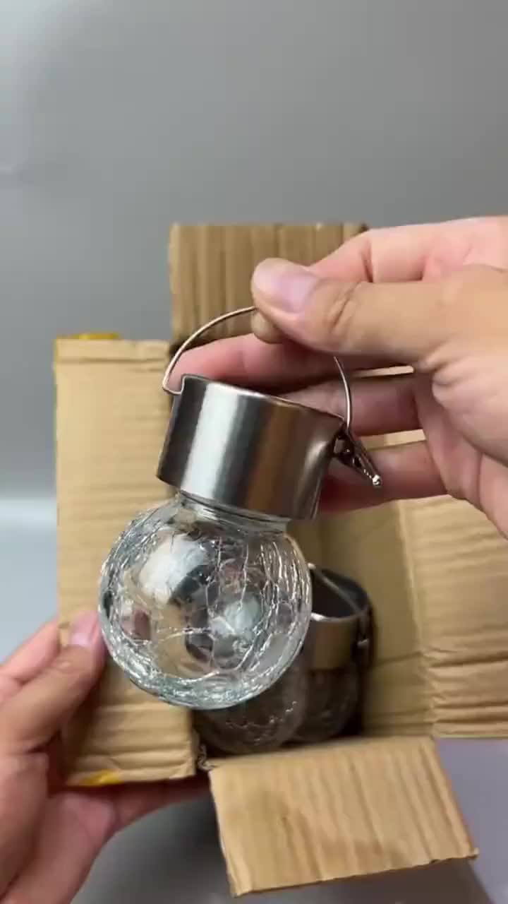 Decor ngoài trời siêu xinh với đèn cầu treo năng lượng mặt trời.