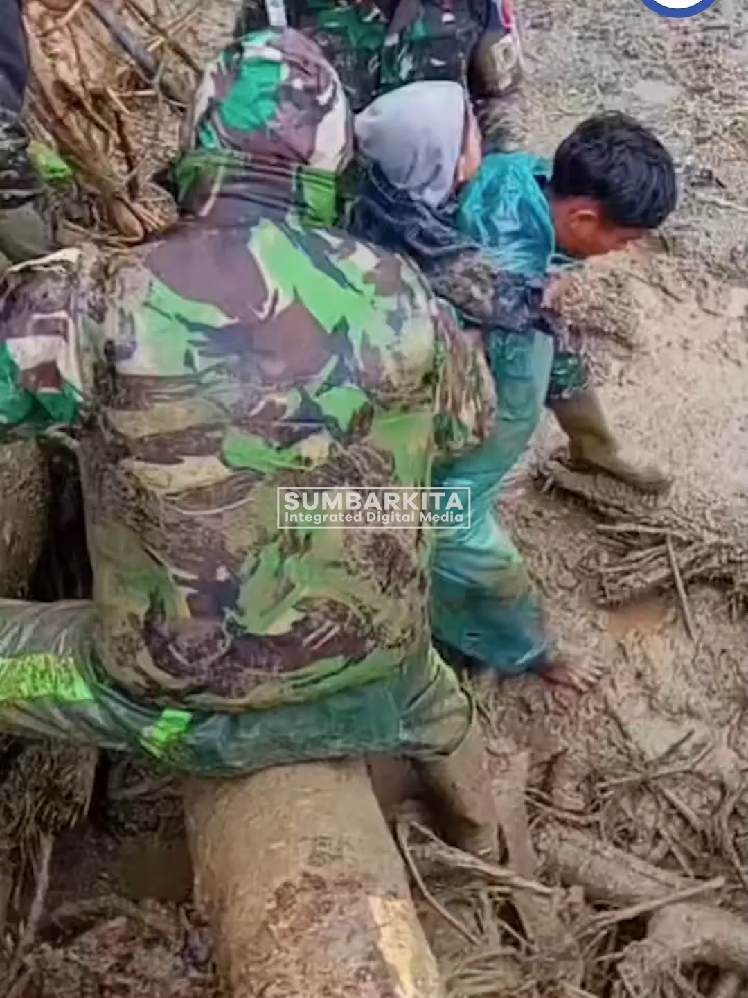 Momen  dramatis tim gabungan mengevakuasi korban selamat dari banjir bandang di  Jalan Padang-Bukittinggi, tepatnya di Jembatan Kembar Silaing, Padang  Panjang pada Jumat (28/11). #longsor #padang #sumbar #bencanaalam #galodo #padangpanjang #banjirbandang