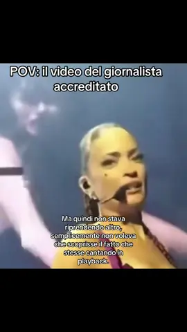 POV: ecco il video del giornalista accreditato.  Ma quindi non stava riprendendo altro, semplicemente non voleva che scoprisse il fatto che stesse cantando in playback. #elodie #perte #neiperte #concerto #ricordo 