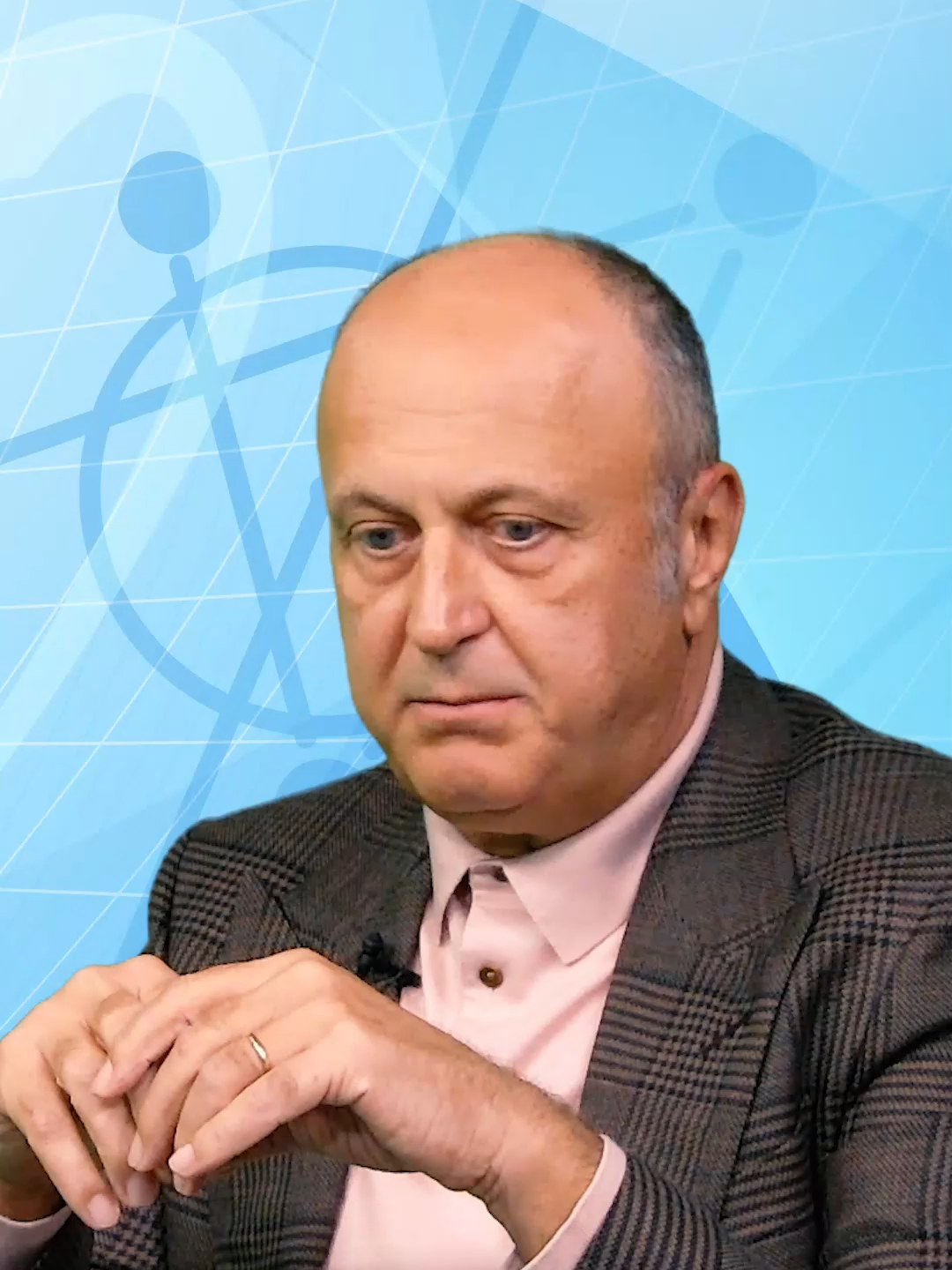 Dan Şucu spune că, în Italia, comunitatea locală este mai legată de clubul de fotbal pe care îl susţine, acest ajutor contând financiar pentru echipă. Citește mai mult https://bit.ly/48h7JBT  Ziarul Financiar a lansat emisiunea Business şi marketing în fotbal, realizată în parteneriat cu Salt Bank , o emisiune unde oamenii din industrie îşi vor spune părerea despre evoluţia fotbalului românesc şi vor răspunde la întrebarea: Este sau nu fotbalul un business? #business #marketing #fotbal #emisiuneZF #Romania #Rapid #DanSucu