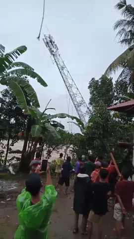 Detik - detik tower di Gurun Laweh, Nanggalo RT 01 RW 03, dilaporkan terbawa air bah yang deras pada Jumat (28/11). Arus kuat menyeret struktur tower hingga menyebabkan kerusakan di sekitar lokasi. Semoga situasi segera kembali aman.
