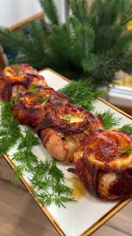 📎Мясные мешочки с грибами🔥 Ингредиенты на 4 штуки 8 ломтиков бекона 1 крупное куриных филе 100 гр шампиньонов 1 небольшая луковица Сыр 4 небольших кусочка соль/специи Куриное филе делим на 4 части и отбиваем каждую, солим и перчим. Бекон кладём как на видео и в серединку отбивную, а на нее обжаренные грибы. Заворачиваем в мешочек, а сверху просовываем хвостики бекона через луковое колечко. Закрываем мешочек кусочком сыра. Можно убрать в морозилку, либо готовить сразу. 📎В аэрогриле на режиме котлет 15 минут при 195 градусах. 📎В духовке при 200 градусах 25 минут.