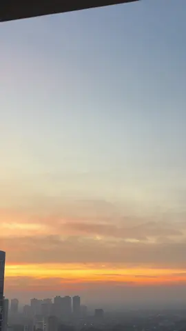 “Có lẽ cả đời này, sự an ủi lớn nhất đối với một người phụ nữ có lẽ là biết được nơi nào đó vẫn luôn có người đợi mình. Hoá ra cuộc gặp gỡ đẹp nhất trên đời không phải trên đường mà là ở trong tim. Tình yêu đẹp nhất không phải ngày đêm bên nhau mà là âm thầm đồng hành. Đến cuối cùng bạn sẽ hiểu rằng, cái gọi là tình yêu chỉ đơn giản là muốn được nhìn thấy nhau mỗi ngày. Người đồng hành lâu nhất không phải là người đến sớm, mà là người ở lại khi mọi thứ không còn dễ dàng như lúc ban đầu. Sính lễ giá trị nhất của người đàn ông là sự chiều chuộng suốt đời. Của hồi môn đáng giá nhất của người phụ nữ là sự thấu hiểu trọn đời. Hãy yêu một người không bao giờ do dự giữa bạn với bất kỳ điều gì khác”. #hoanghon 