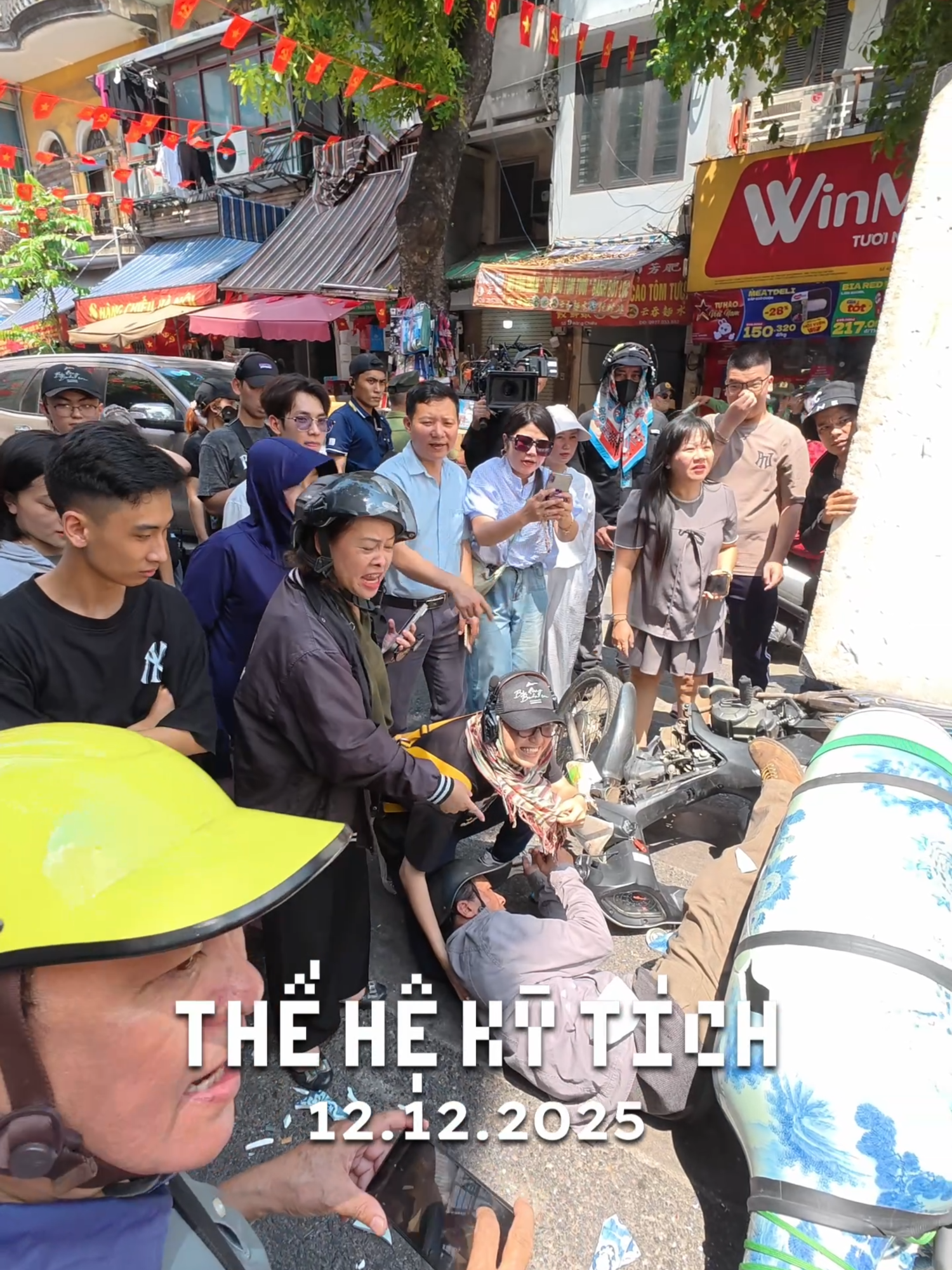 KHÓNG CHỈ MỘT MÀ ĐẾN HÀNG CHỤC CHIẾC BÌNH BỊ VỠ TRONG THẾ HỆ KỲ TÍCH!!! Ê nha, cứ tưởng 