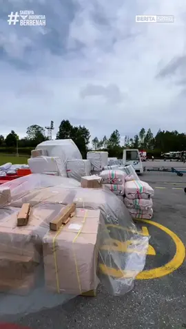 Bantuan logistik dari Badan Nasional Penanggulangan Bencana (BNPB) tiba di Bandara Silangit, Tapanuli Utara, Sumatra Utara (Sumut), Jumat (28/11/2025). Sejumlah logistik darurat dikirim menggunakan pesawat kargo sebelum disalurkan langsung ke wilayah yang terdampak banjir bandang dan longsor di beberapa kabupaten dan kota di Sumatra bagian utara. Update berita selengkapnya di BeritaSatu.com, Youtube BeritaSatu, BeritaSatu TV, dan BTV! #Bantuan #BNPB #Bencana #SumateraUtara #SaatnyaIndonesiaBerbenah #BeritaSatu