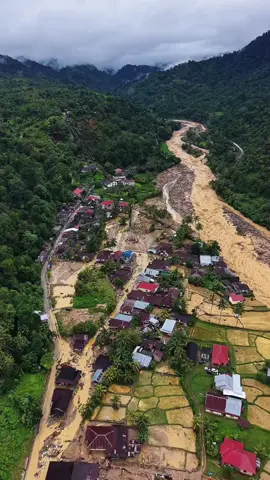 lupakan issu artis dan gimick tumbler, jangan biarkan hal-hal tersebut menutupi hal yang lebih penting.. fokus lah kepada saudara-saudara kita di Sumatera yang sedang terkena bencana banjir bandang dan longsor yang sudah berlangsung selama berhari-hari. sampai sore ini Padang dan wilayah sekitarnya masih dilanda hujan deras, ketinggian air makin naik signifikan, banyak rumah rusak, jembatan antar wilayah terputus, dan para penduduk yang saat ini belum diketahu nasib nya.. support mereka dengan sering-sering menshare berita bencana supaya semua orang tahu dan diakui sebagai bencana nasional.. dan STAY SAFE. #ranahminang #padang #banjir 