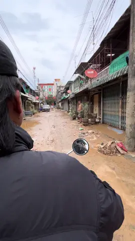 มาดูบรรยากาศของคราบน้ำตา ไม่มีใครเข้ามาช่วยเหลือ400ชีวิต ขณะที่ผมออกตะเวนแจกน้ำแจกข้าวตามตรอกซอกซอย มาเจอน้ำตาของชาวบ้าน 7วัน ยังไม่ไม่มีคนเข้ามาช่วยเหลือ ผมรับฟัง สะท้อนปัญหา รีบคิดหาทางช่วยเหลือ ไปขอความช่วยเหลือจากมิตรภาพน้ำใจข้างทาง แก้ปัญหาจัดการทันที บริหารจัดการ เป็นสื่อกระบอกเสียงสะท้อนปัญหาต่อ ฝากชุมชนสุทธิพัชระด้วยนะครับ และอีกหลายชุมชน ที่เขายังรอคอยความหวัง กราบขอบคุณ กลุมช้างแดงออฟโรดชุมพร ผมช่วยได้ไม่มาก แต่คือน้ำใจกำลังใจ 77ครอบครัว 400ชีวิต ยังคงรอคอย และอีกหลายแสนชีวิต ณ เมืองหาดใหญ่คงต้องการความหวัง คนไทยไม่ทิ้งกัน #จอนนี่มือปราบ #น้ำท่วมหาดใหญ่