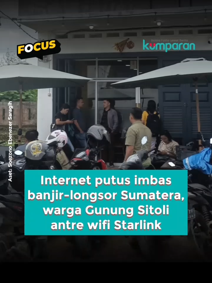 Akses internet di Gunung Sitoli, Nias, terputus sejak Selasa akibat banjir bandang dan longsor yang dipicu siklon Senyar. Warga pun berbondong-bondong mencari koneksi, termasuk antre di tiga kafe yang memiliki wifi Starlink. Eben, warga setempat, mengatakan jaringan telepon dan internet padam sejak sore dan hingga kini belum pulih. Situasi di Kota Gunung Sitoli juga masih diguyur hujan. Kondisi ekstrem di Pulau Nias serta gangguan transportasi dari Sibolga membuat pasokan sembako dan bahan bakar tersendat. Beberapa SPBU bahkan mulai kekurangan stok. Di tengah situasi darurat ini, Polri menyediakan layanan komunikasi darurat dan internet Starlink di Sumut untuk membantu koordinasi. Selain itu, layanan kesehatan dan pengaturan lalu lintas juga dikerahkan, sementara Bhayangkari Daerah Sumut mengirimkan bantuan kemanusiaan. Total 1.754 personel diturunkan untuk penanganan bencana. 📸: Dok. Soezono Ebenezer Saragih. Follow WhatsApp Channel kumparan untuk dapat Informasi terpercaya dikirim langsung ke WhatsApp kamu. Ketik kum.pr/WAchannel di browser kamu sekarang, agar bisa share informasi tanpa ragu. #focus #banjirsumatera #news #vidol #kumparan