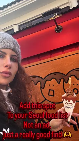 Tried Umai Dango in Anguk and it was such a good find. Freshly grilled, warm, and perfectly chewy. I got the Biscoff dango and it tasted amazing. This little spot in Bukchon offers fun and creative flavors, and the whole experience feels like a street-food treat while walking the alleyways. Not an ad, just a delicious discovery. #seouleats #kfood #seouldessert #anguk #dango جربت Umai Dango بإنغوك وطلع ألذ اكتشاف. الدانغو مشوي طازة، دافي وطري وبطعمة بتجنّن. اخترت نكهة البيسكوف وكانت رهيبة. المحل بقلب بوكشون وبيقدّم نكهات مبتكرة وتجربة حلوة تاخديها وإنتِ ماشية. مش إعلان، بس اكتشاف طيب عنجد