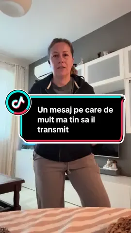 De ce trebuie să fim judecate de societate pentru că suntem îmbrăcate, citez, „ca niște boschetare”, și să trăim cu teama că soții și copiii noștri ar putea să nu ne mai iubească doar din acest motiv? Oare acesta este motivul pentru care soțul tău s-a căsătorit cu tine? Pentru modul în care arăți? Suntem mame și soții, iar fiecare dintre noi are dreptul să se îmbrace așa cum simte, nu cum cere societatea. Respectul și iubirea lor nu vin din hainele pe care le purtăm, ci din iubirea pe care le-o oferim zi de zi. Așa că, mamici și soții, nu uitați: valoarea voastră nu stă în aparențe, ci în ceea ce sunteți! 💛