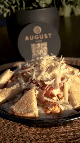 ☺️ Da, avem și salate. Iar Caesar-ul nostru e pentru cei care spun “azi aleg ceva light”, dar tot vor pui bine făcut, bacon crocant și parmezan serios peste tot.🤤 E echilibrul perfect între poftă și… intenții bune. Să zicem așa. 👉 Comandă pe augustrumenit.ro 📍 Bulevardul Lăpușneanu 163 – Tomis 3 📞 0748 28 48 78 ⏰ August Rumenit: 09:00–00:00 ⏰ August Bistro: 11:00–23:00 #AugustRumenit #SalataCaesar #ConstantaFood #FoodieConstanta #FoodVibes 